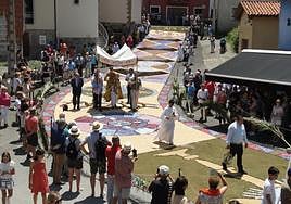 La procesión de La Sacramental transita por la alfombra floral del barrio de Abajo.