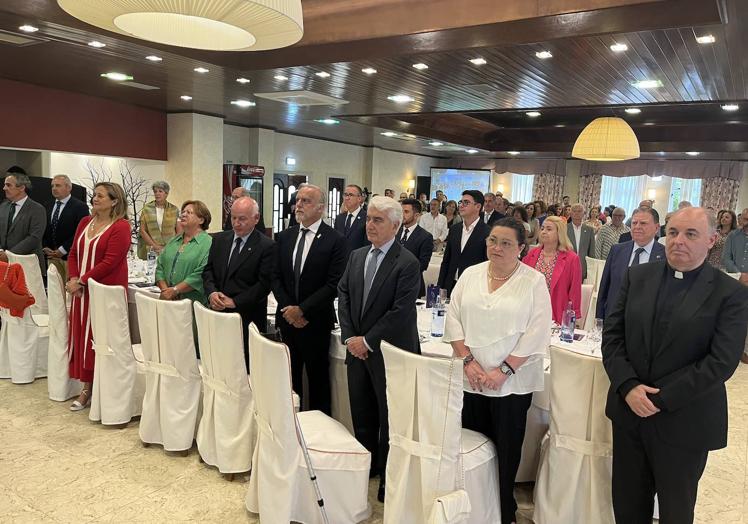 Imagen principal - La Fundación Aladina, Cáritas y la docente Ana Isabel Peláez recogen sus Amuravelas de Oro en Cudillero