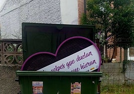 El corazón morado contra la violencia machista de Nava, en un contenedor de basura.