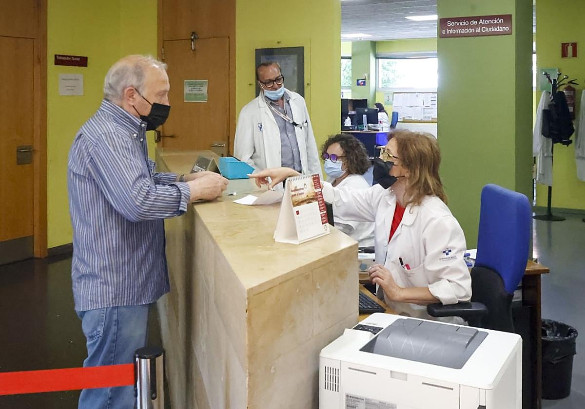 Un paciente es atendido en el servicio de atención e información al ciudadano del centro de salud de El Llano, en Gijón.