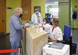 Un paciente es atendido en el servicio de atención e información al ciudadano del centro de salud de El Llano, en Gijón.