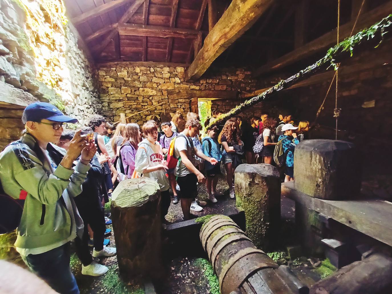 La treintena de alumnos de primero de la ESO del instituto Juan de Villanueva de Pola de Siero visitan el Mazo d'Abaxo de Besullo.