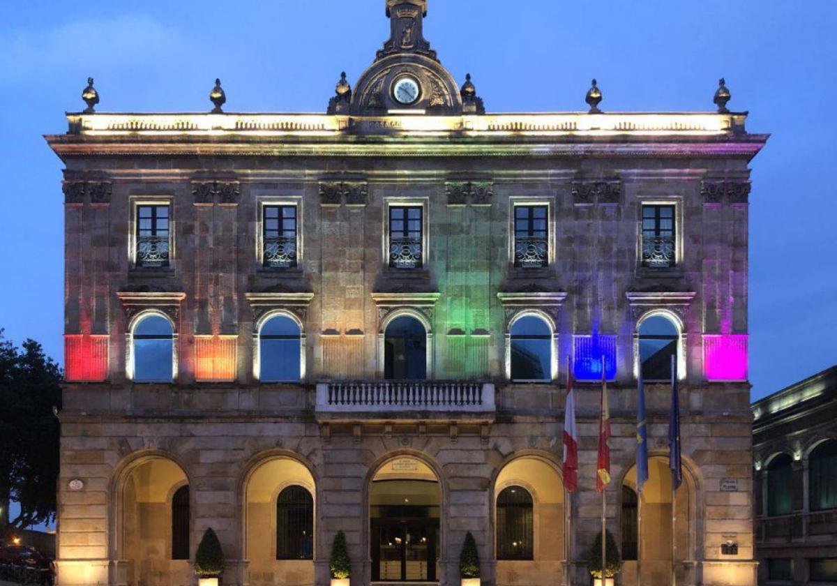 Fachada consistorial iluminada con los colores de la bandera arcoíris con motivo del Día del Orgullo 2022.