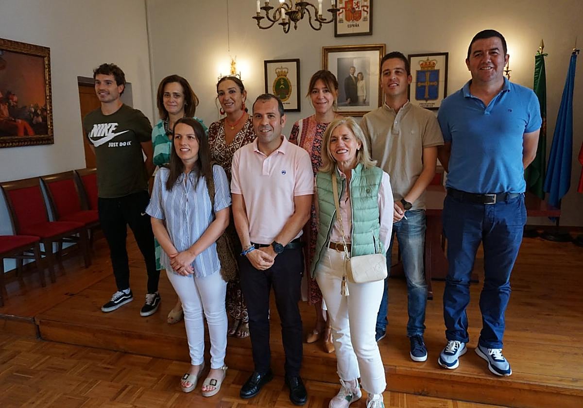Detras, Luis Miguel Solís, Salomé García, Mari Fe Gómez, Mónica Gutiérrez, Agustín Alonso y Ramón Sierra. Delante, Lorena Allende, José Manuel González Castro y Blanca Bueno.