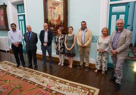 Santiago González Romero, José David Vigil-Escalera, Pablo León, Paz Fernández Felgueroso, Concepción Paredes, Jorge Martínez, María Antonia Fernández Felgueroso y Antonio Trevín, ayer, en el Archivo de Indianos de Colombres tras la reunión del patronato.