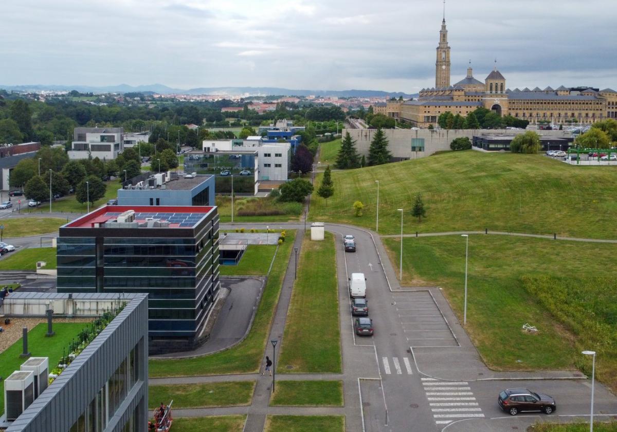 Vista del Parque Científico y Tecnológico, con el edificio de Impulsa y la Universidad Laboral a la derecha.