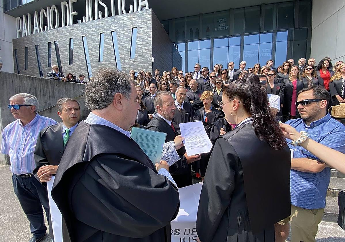 Protesta de los abogados ante los juzgados de Gijón.