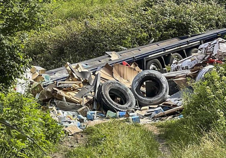 El vehículo calcinado en un terraplén bajo el viaducto de Ontón, donde se produjo el accidente.