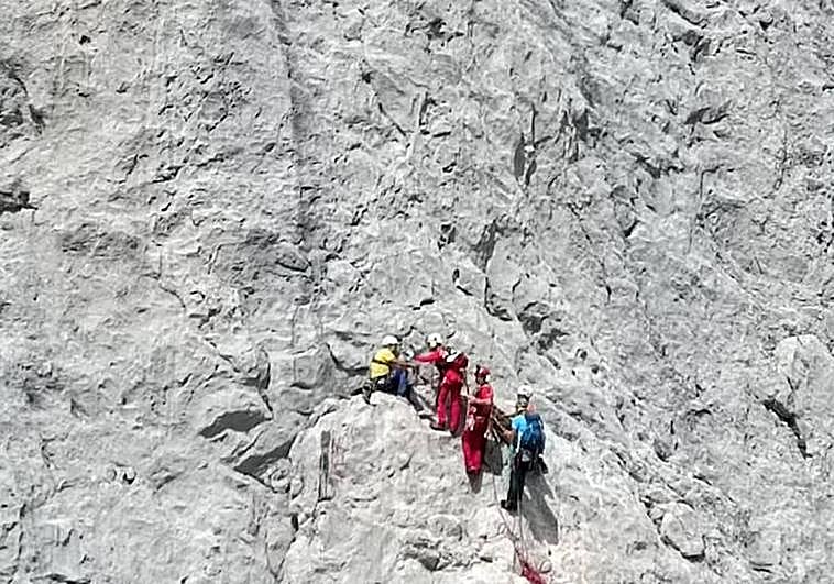 Rescatan a un escalador tras resultar herido en el Urriellu