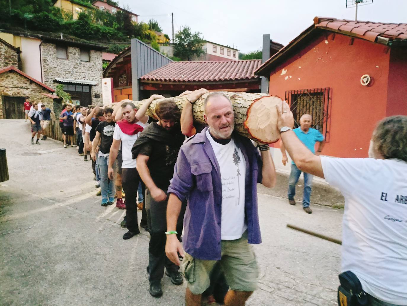 Así ha sido la festividad del arbolón en Cangas del Narcea