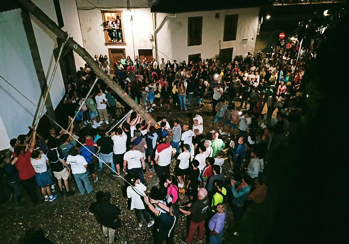Los vecinos de Cangas del Narcea, con el arbolón.
