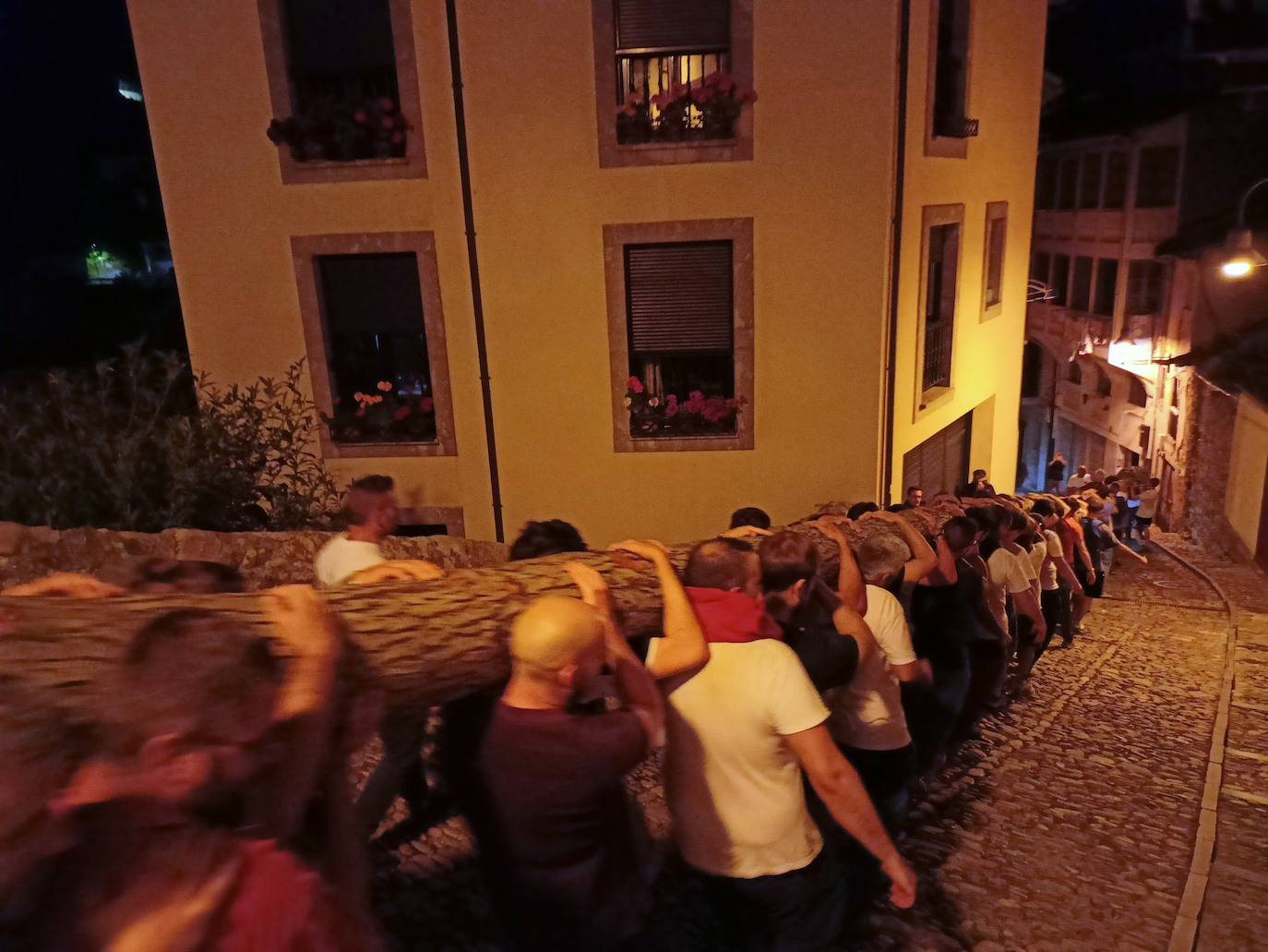 Así ha sido la festividad del arbolón en Cangas del Narcea