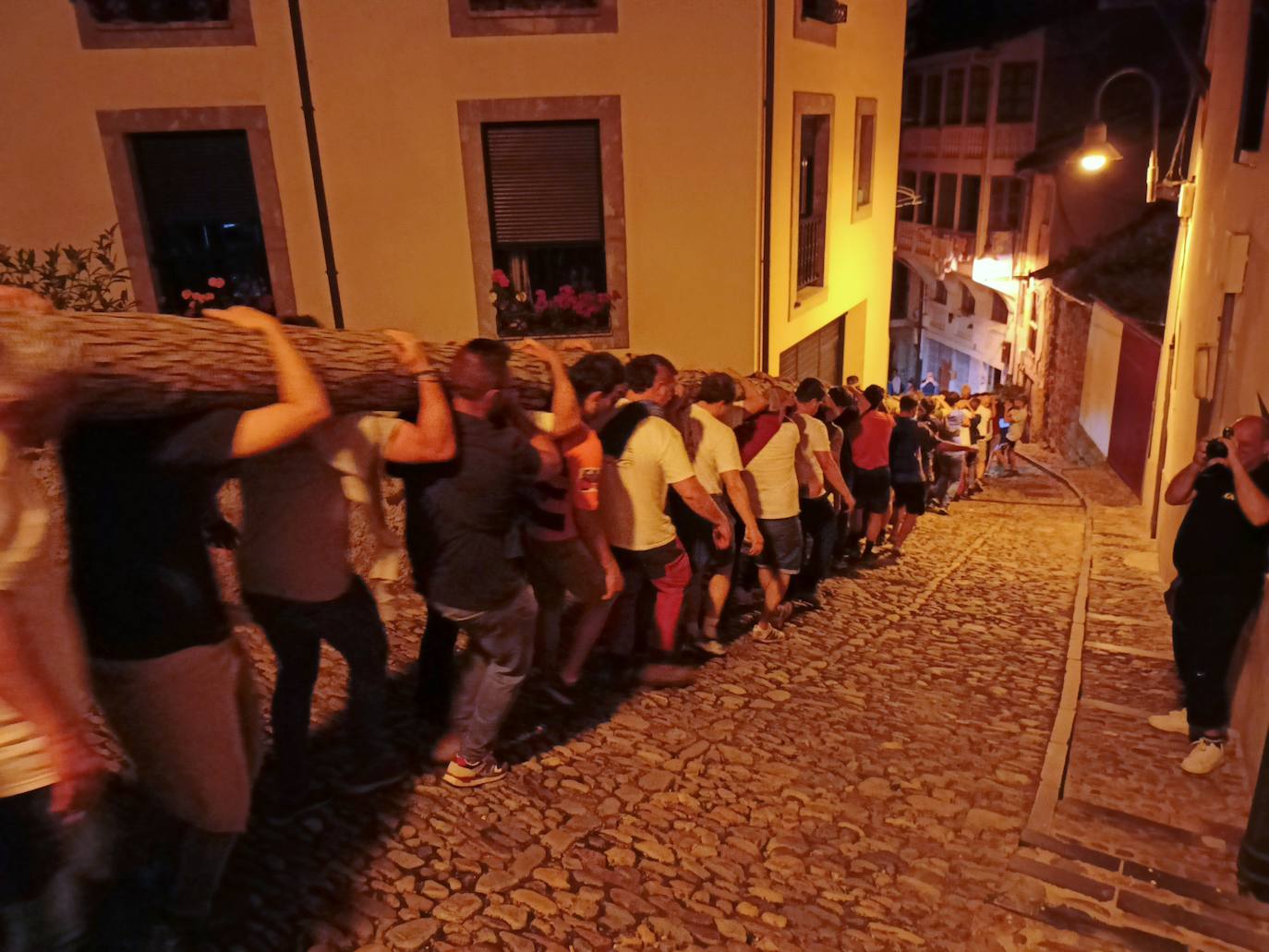 Así ha sido la festividad del arbolón en Cangas del Narcea