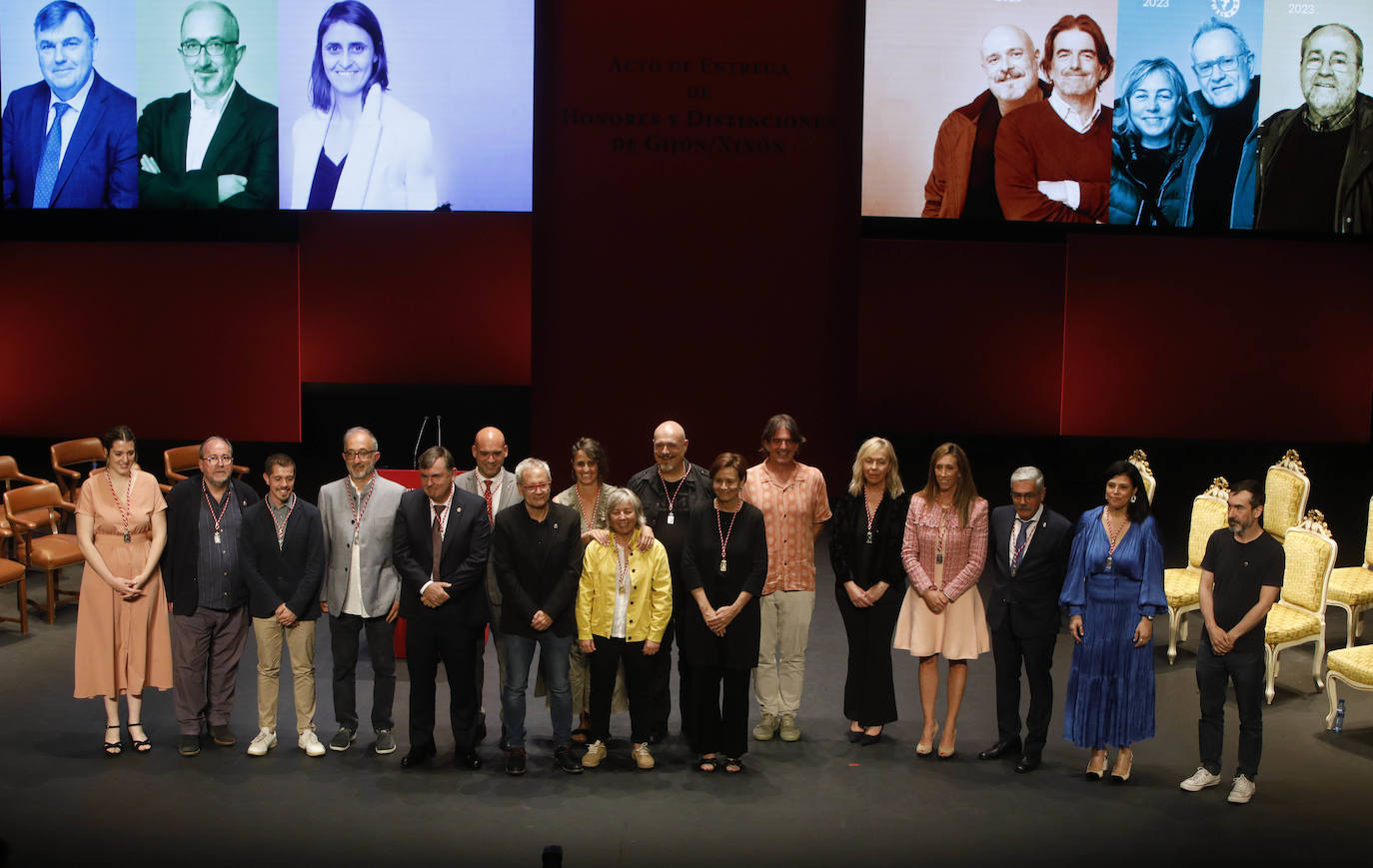 Honores y distinciones en Gijón: la entrega de las Medallas de la ciudad, en imágenes