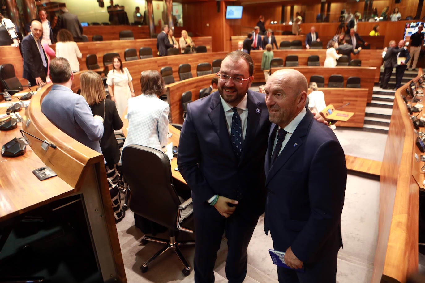 Adrián Barbón y Juan Cofiño en el pleno de constitución de la Junta General del Principado en su XII legislatura.