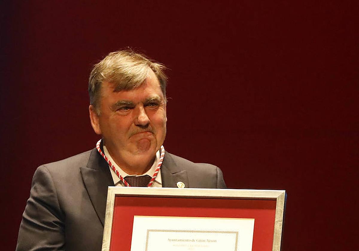 Francisco Vizoso, con su diploma de Hijo Adoptivo.