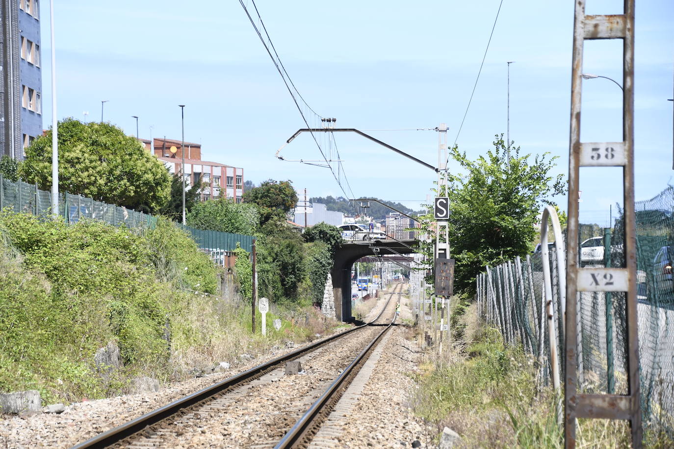 Un tren en marcha hiere en la cabeza a un hombre en Avilés