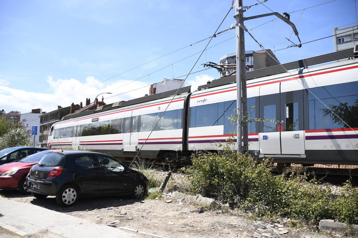 Un tren en marcha hiere en la cabeza a un hombre en Avilés