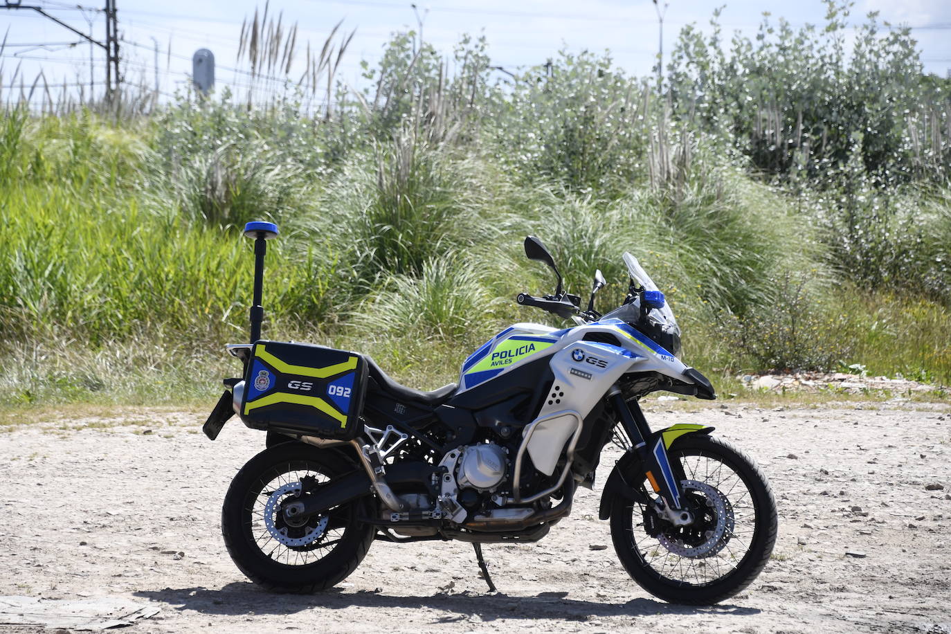 Un tren en marcha hiere en la cabeza a un hombre en Avilés