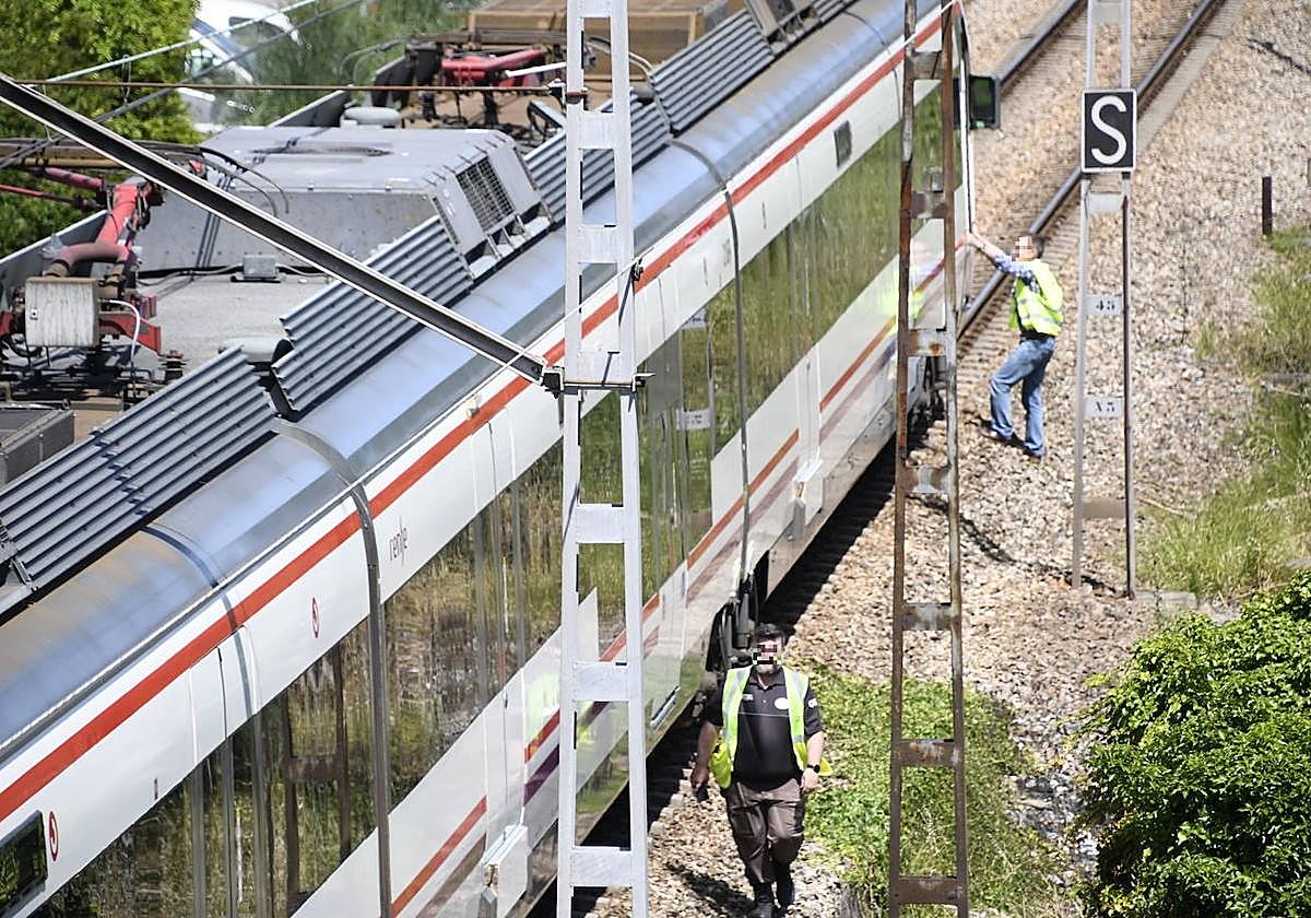 Un tren en marcha hiere en la cabeza a un hombre en Avilés