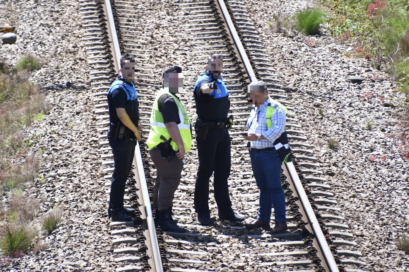 Un tren en marcha hiere en la cabeza a un hombre en Avilés