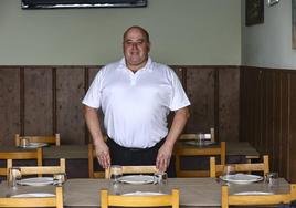 Pedro Hevia, en la sala del restaurante.