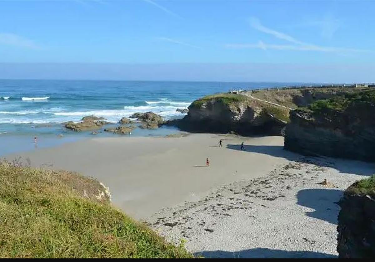 La playa de Os Castros, en Ribadeo, donde tuvo lugar el rescate.
