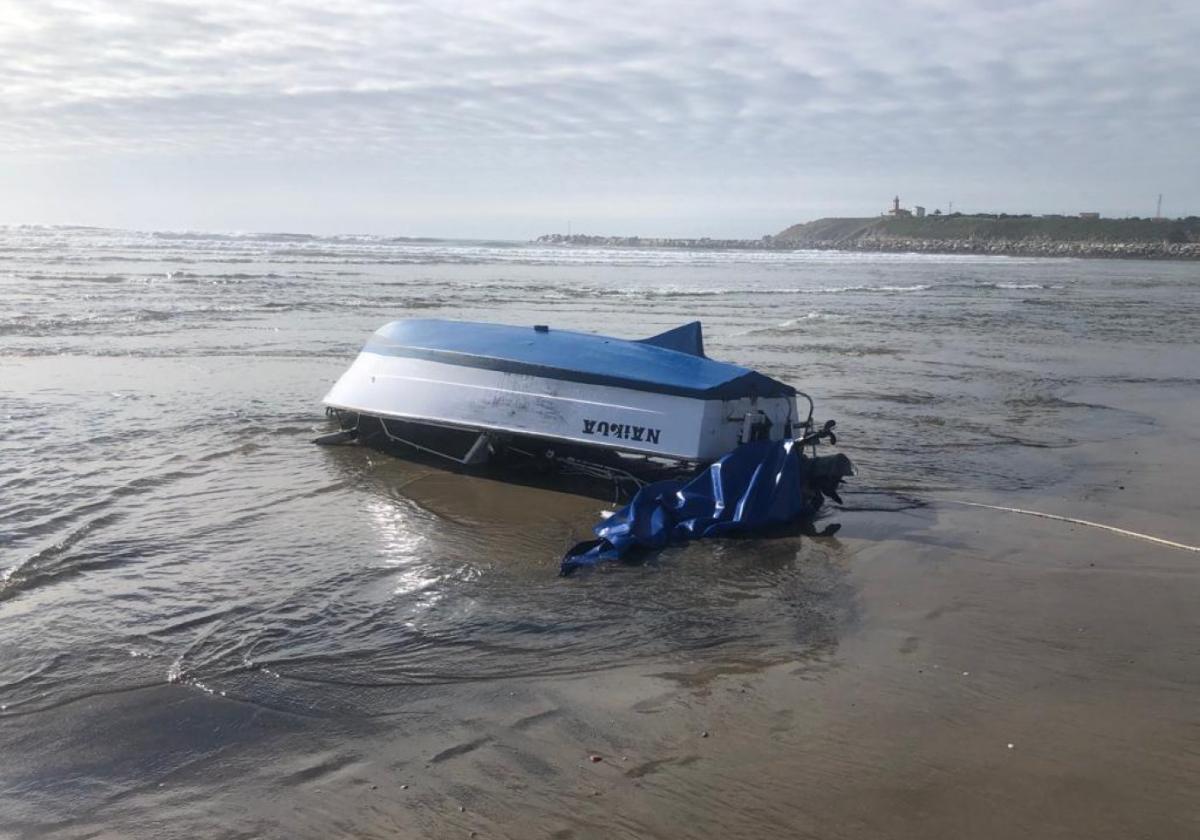 Las corrientes arrastraron la lancha hasta la orilla.