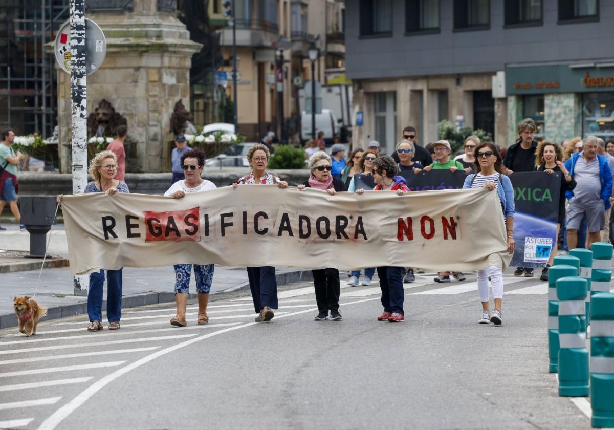 Protesta de los ecologistas, en el Puerto Deportivo de Gijón.