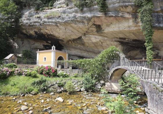 Espiritualidad. El Santuario de la Virgen de la Cueva, con la imagen y la placa que recuerda la visita de Isabel II en 1858.