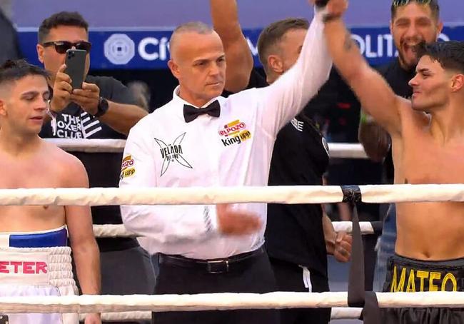 Abraham Mateo consiguió la victoria del primer combate de la jornada de boxeo.