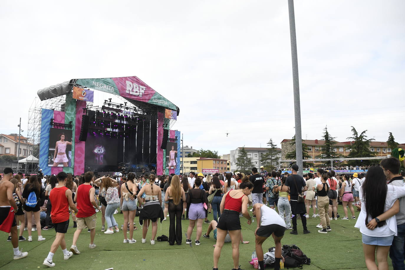 Explosión de ritmo y color en el cierre del Reggaeton Beach en Avilés