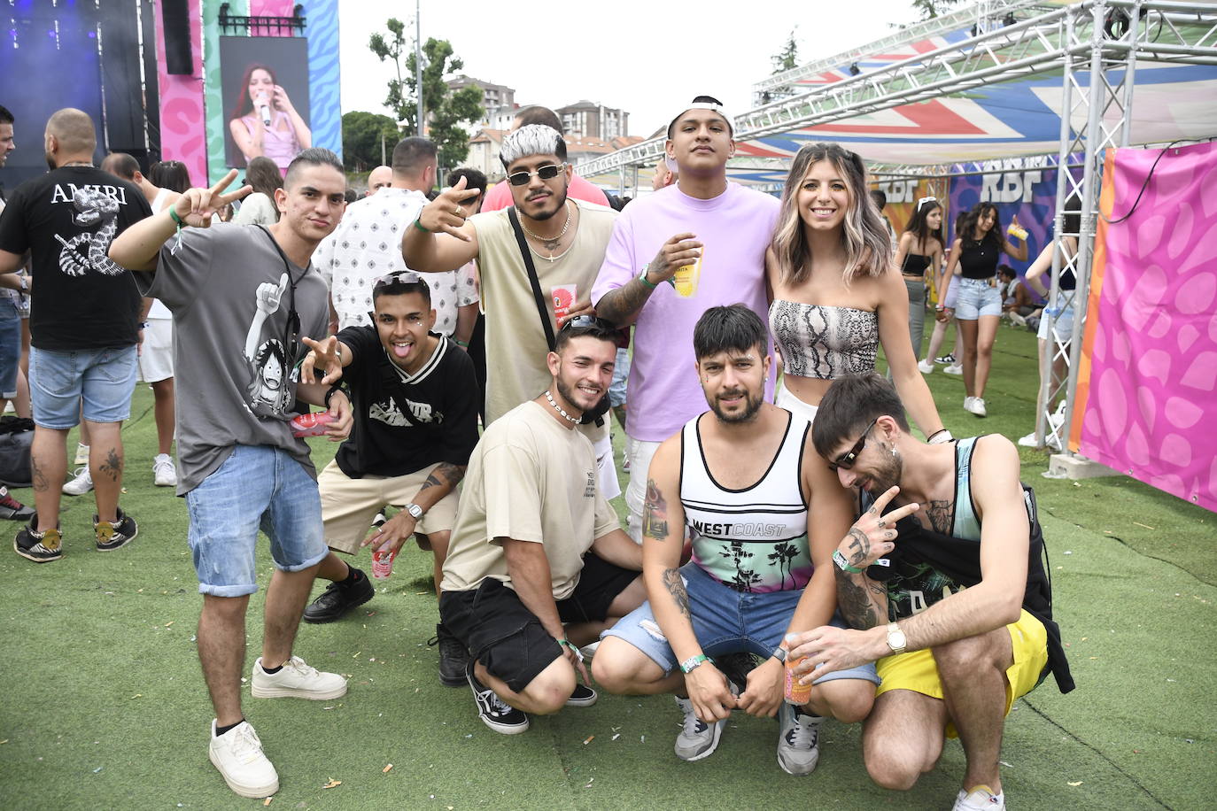 Explosión de ritmo y color en el cierre del Reggaeton Beach en Avilés