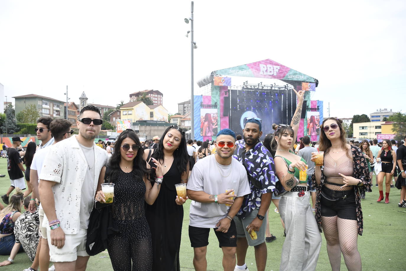 Explosión de ritmo y color en el cierre del Reggaeton Beach en Avilés