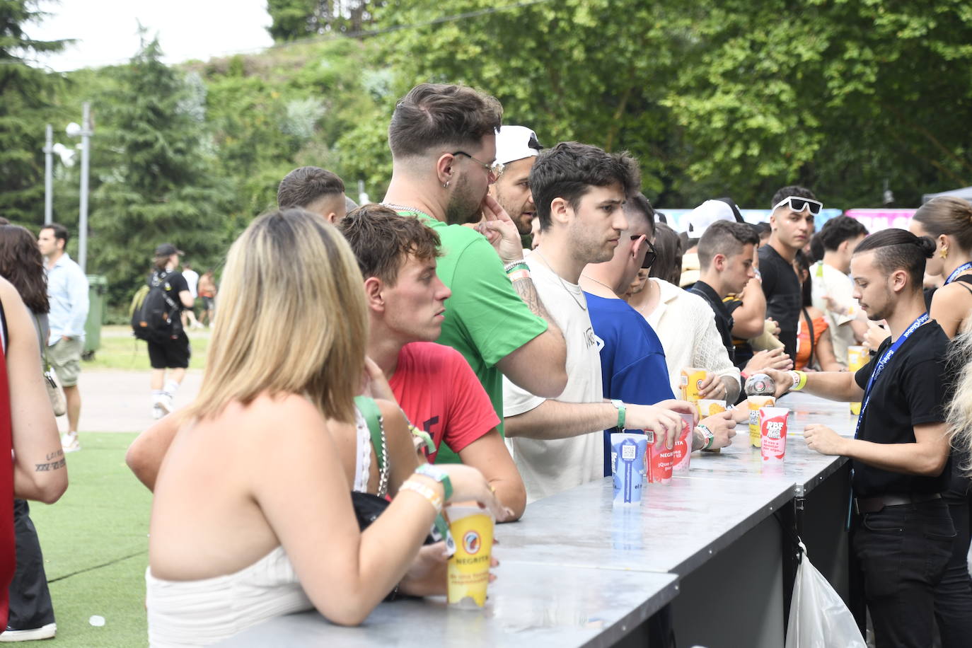 Explosión de ritmo y color en el cierre del Reggaeton Beach en Avilés