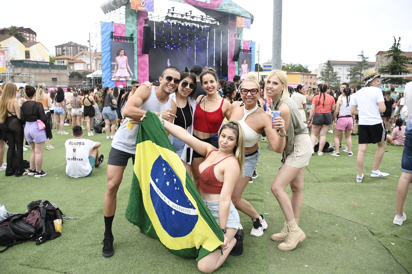 Explosión de ritmo y color en el cierre del Reggaeton Beach en Avilés