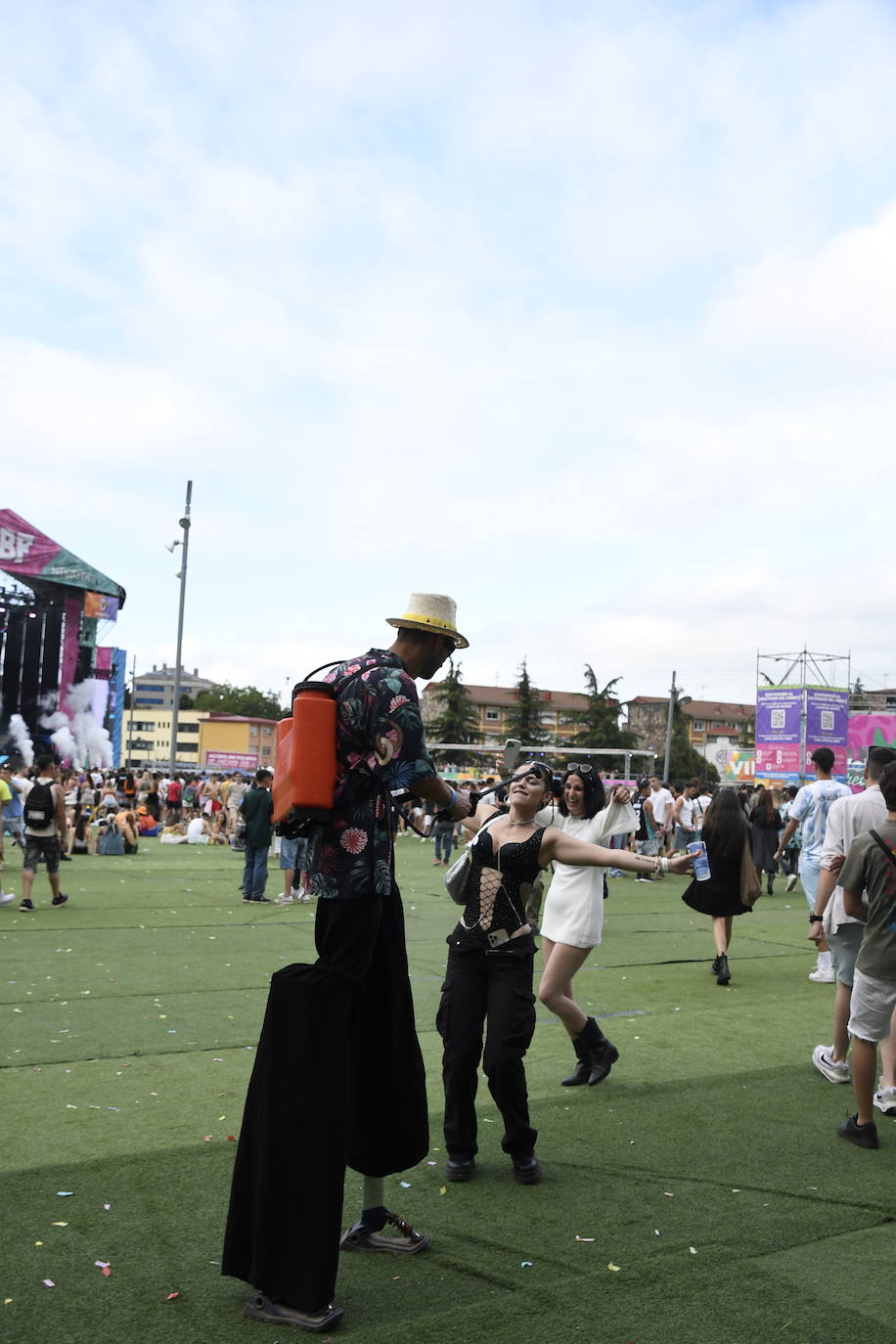 Explosión de ritmo y color en el cierre del Reggaeton Beach en Avilés