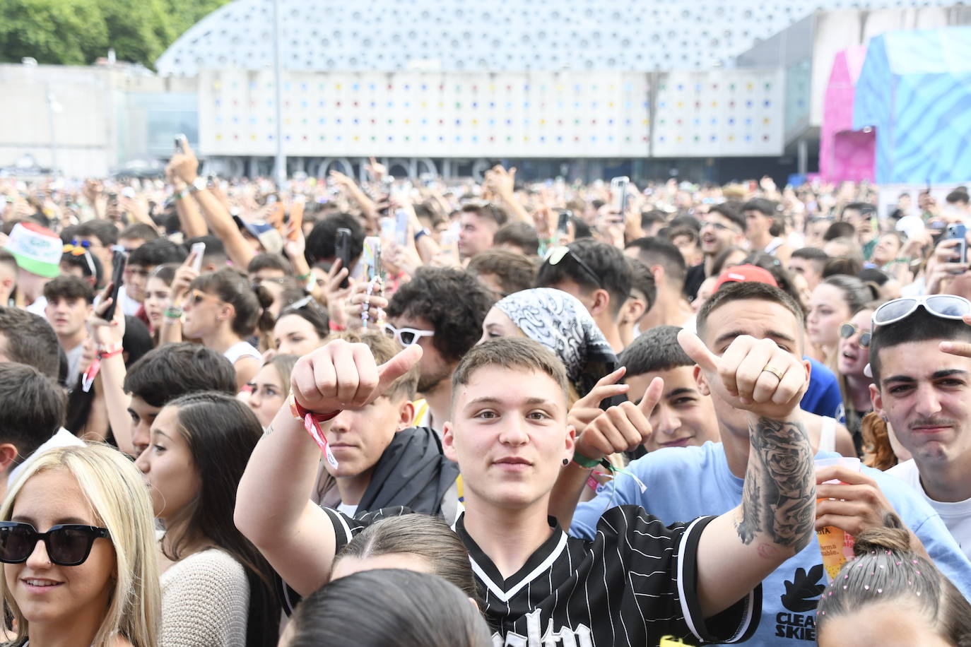 Explosión de ritmo y color en el cierre del Reggaeton Beach en Avilés