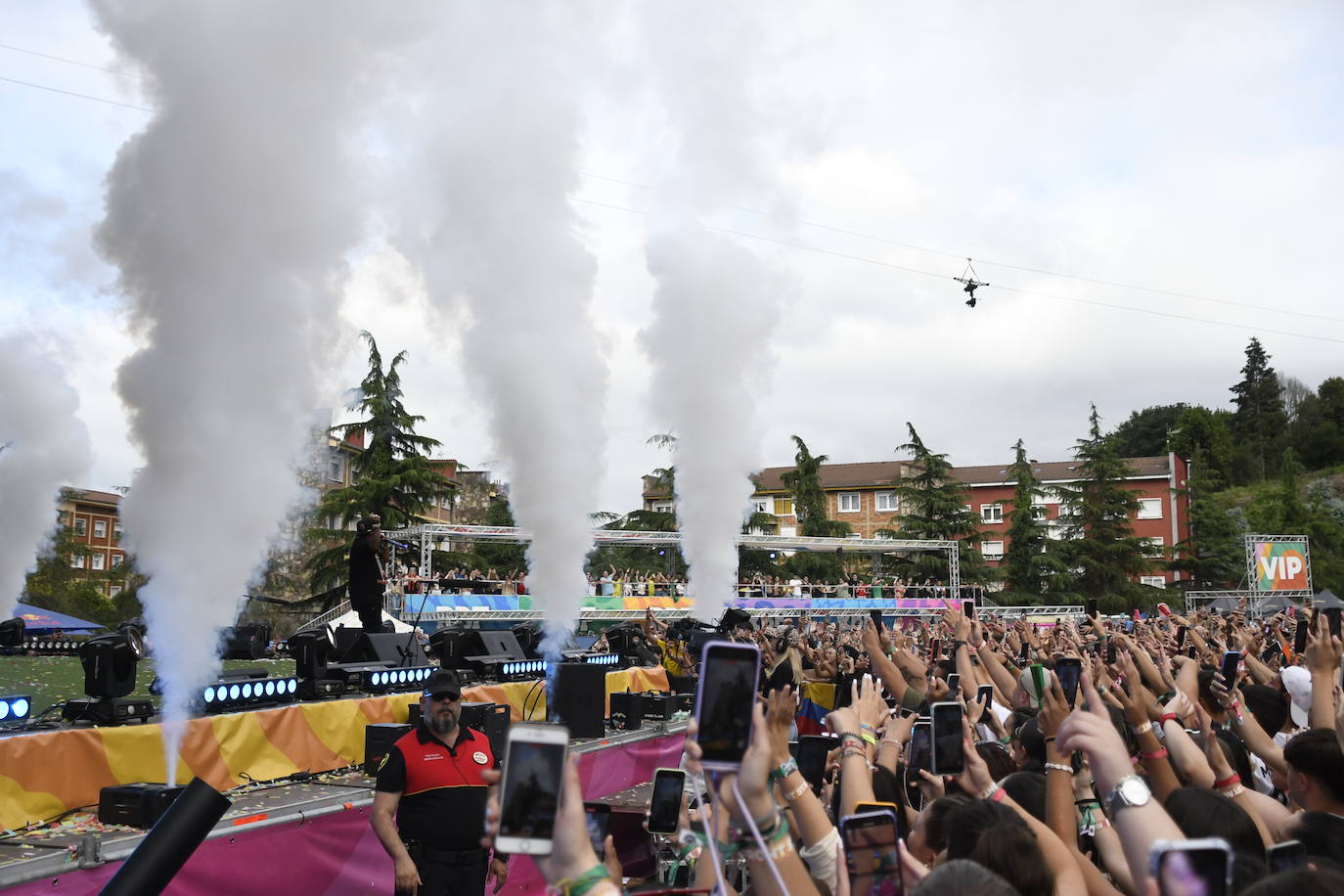 Explosión de ritmo y color en el cierre del Reggaeton Beach en Avilés