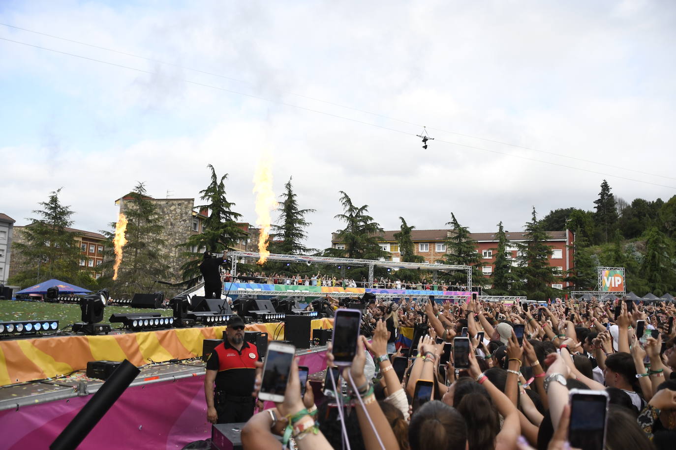 Explosión de ritmo y color en el cierre del Reggaeton Beach en Avilés