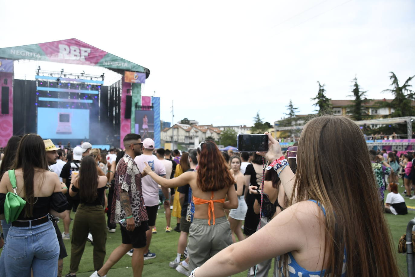 Explosión de ritmo y color en el cierre del Reggaeton Beach en Avilés