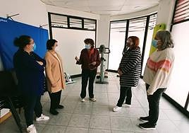 La directora, Susana Tardón, junto a varios facultativos y pacientes en el nuevo centro de salud mental.