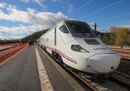 El tren en el que la ministra Sánchez y los presidentes autonómicos recorrieron la variante, en La Robla.