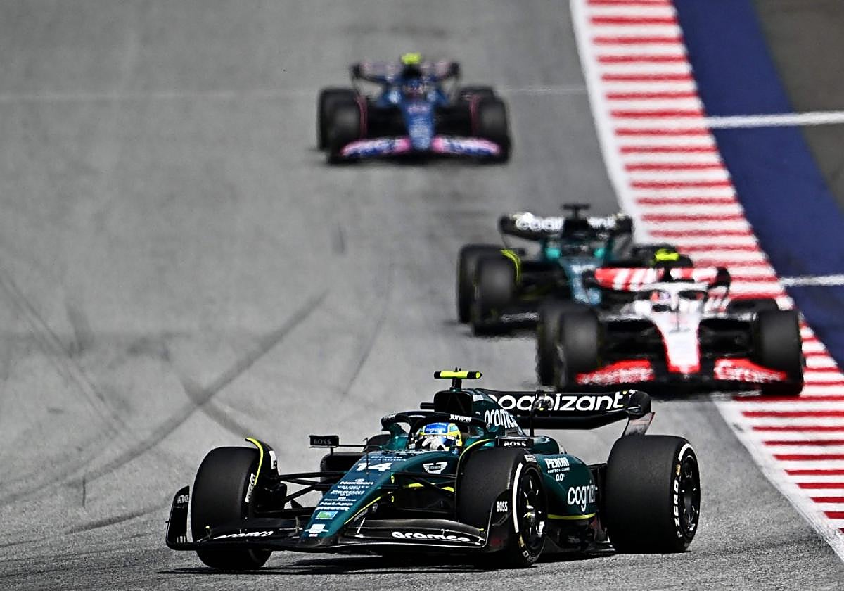 Fernando Alonso, con su Aston Martin, en primer término, durante el GP de Austria.