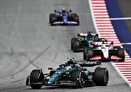 Fernando Alonso, con su Aston Martin, en primer término, durante el GP de Austria.