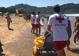 Un voluntario de Cruz Roja en la playa.