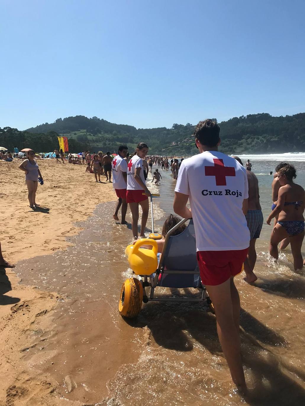 Un voluntario de Cruz Roja en la playa.