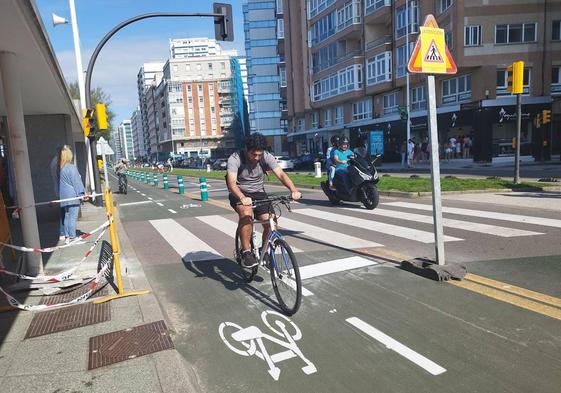 Primeros ciclistas por el nuevo carril bici.