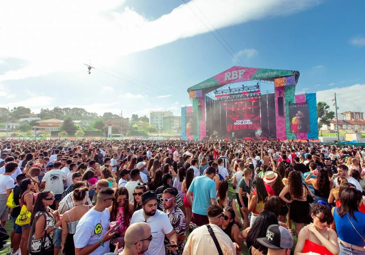 Éxito absoluto del Reggaeton Beach Festival en Asturias | El Comercio:  Diario de Asturias