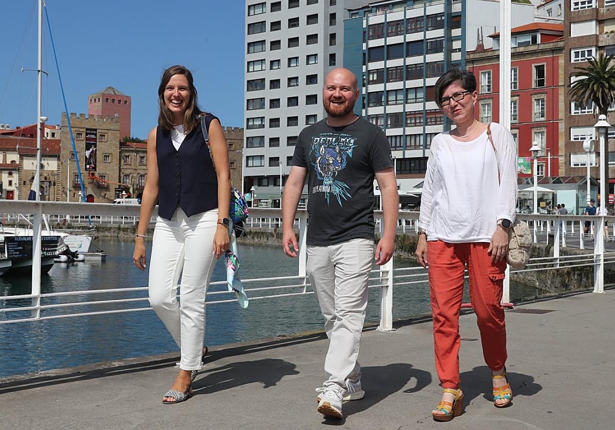 Aida Rodríguez, Hugo Lebrero e Iris Echeverría en el Puerto Deportivo.